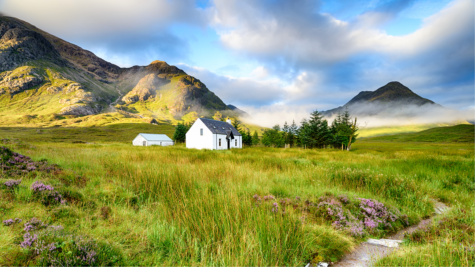 vitt hus och grnt berglandskap vid glencoe, skottland